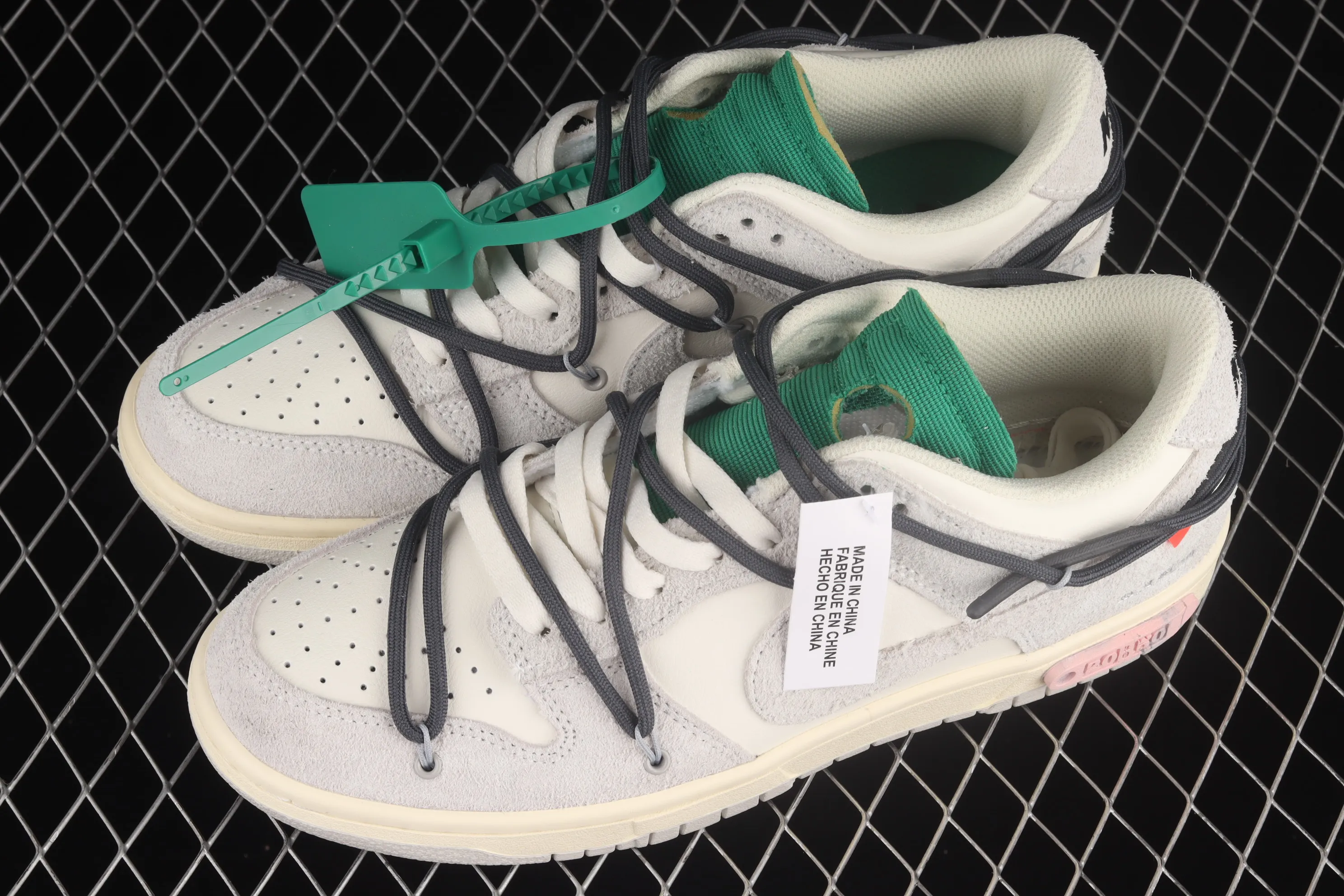 All categories Nk SB Dunk series Nk SB Dunk Low low-top sneakers cost-effective version OF x Nk Dunk Low OW SB smashing backboard fashion casual sneakers DJ0950-115